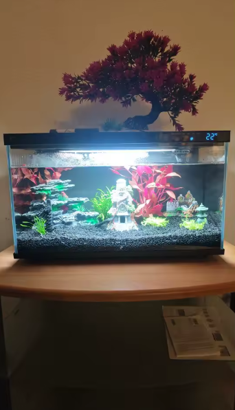 Écosystème design par MaisonZenarium. Cet aquarium moderne vise à intégrer la nature au cœur de l'habitat grâce à son esthétique épurée. Le système de filtration silencieux réduit les nuisances sonores et permet de mieux profiter de la sérénité du bac. Ce modèle intelligent offre un niveau de contrôle élevé sur la température et la luminosité, garantissant un environnement stable pour vos poissons dans un décor zen et soigné.