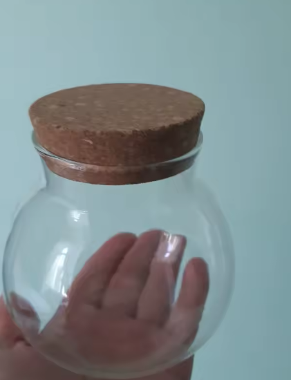 Avis client maisonzenarium bocal en verre tenu par une personnes pour un avis 