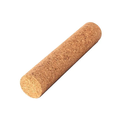 Bâton liège naturel authentique cylindrique diagonal fond blanc pur, 
texture grain liège fibers organiques tons miel caramel chauds, 
coupes circulaires nettes deux extrémités structure cellulaire visible, 
ombre légère fond blanc profondeur, format JPG 1:1