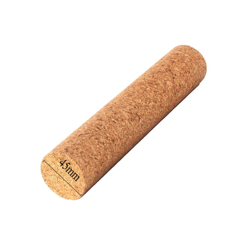 Bâton liège naturel authentique cylindrique diagonal fond blanc pur, 
texture grain liège fibers organiques tons miel caramel chauds, 
coupes circulaires nettes deux extrémités structure cellulaire visible, 
ombre légère fond blanc profondeur, format JPG 1:1 45mm
