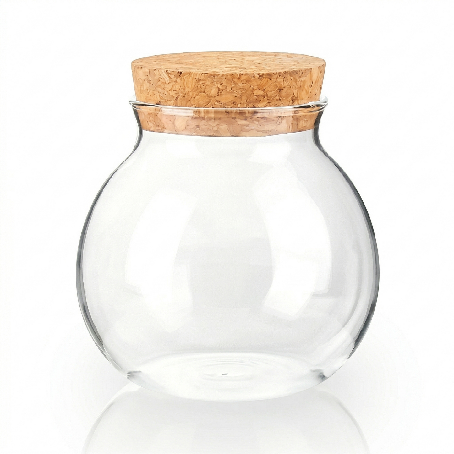 Bocal verre rond sphérique transparent 500ml fond blanc pur, couvercle 
bouchon liège naturel grain miel chaud, verre cristallin invisible 
reflet courbe gauche subtil, intérieur vide clarté totale visible, 
reflet silhouette ronde surface blanche dessous, éclairage studio 
professionnel, format JPG 1:1