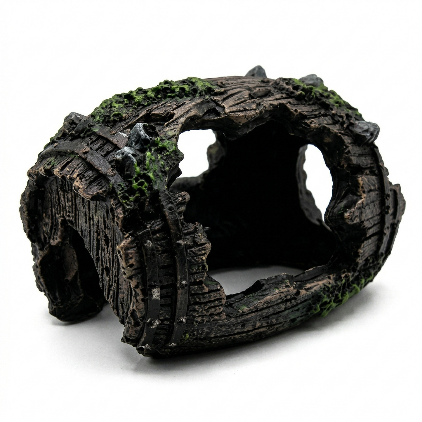 Cache décoration résine forme tonneau creux version sombre noir brun 
profond, texture bois vieilli dramatique, bandes fer noires, patches 
mousse verte, tunnel ouverture deux côtés, fond blanc studio éclairage 
dramatique gauche, format JPG 1:1