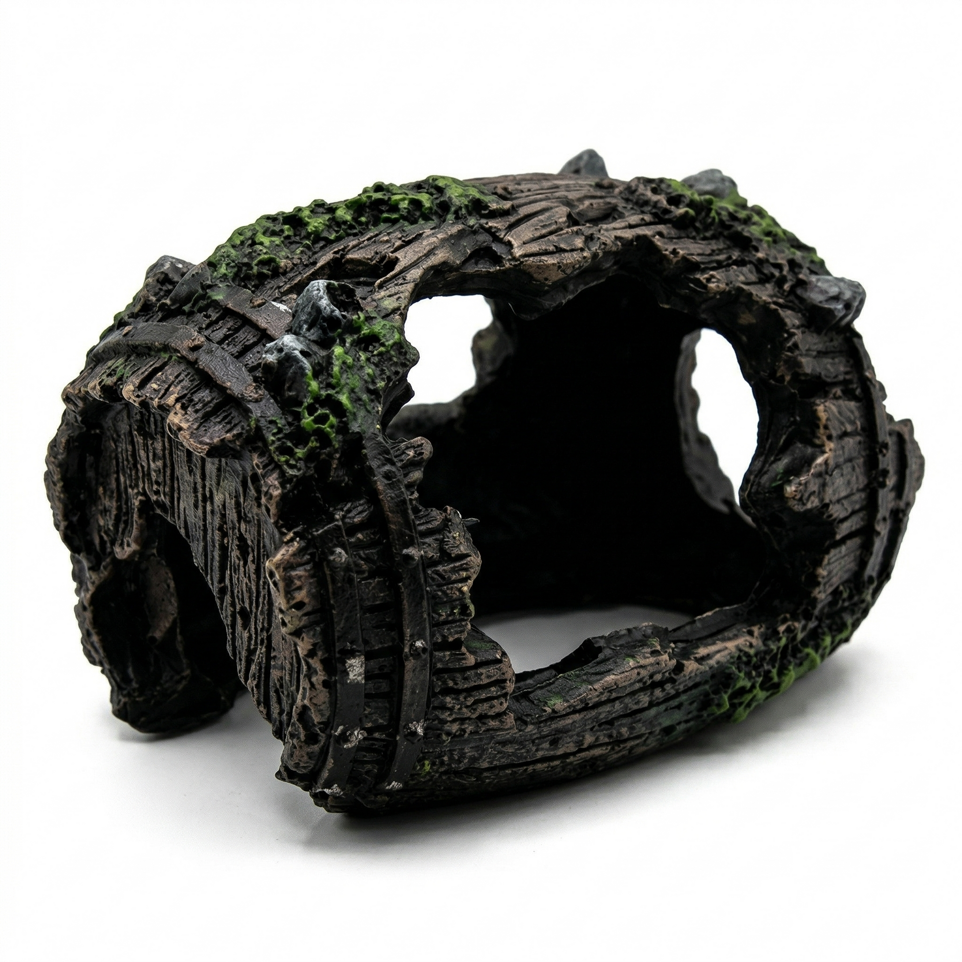 Cache décoration résine forme tonneau creux version sombre noir brun 
profond, texture bois vieilli dramatique, bandes fer noires, patches 
mousse verte, tunnel ouverture deux côtés, fond blanc studio éclairage 
dramatique gauche, format JPG 1:1