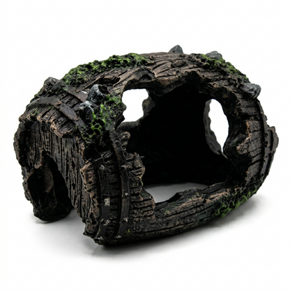 Cache décoration résine forme tonneau creux version sombre noir brun 
profond, texture bois vieilli dramatique, bandes fer noires, patches 
mousse verte, tunnel ouverture deux côtés, fond blanc studio éclairage 
dramatique gauche, format JPG 1:1