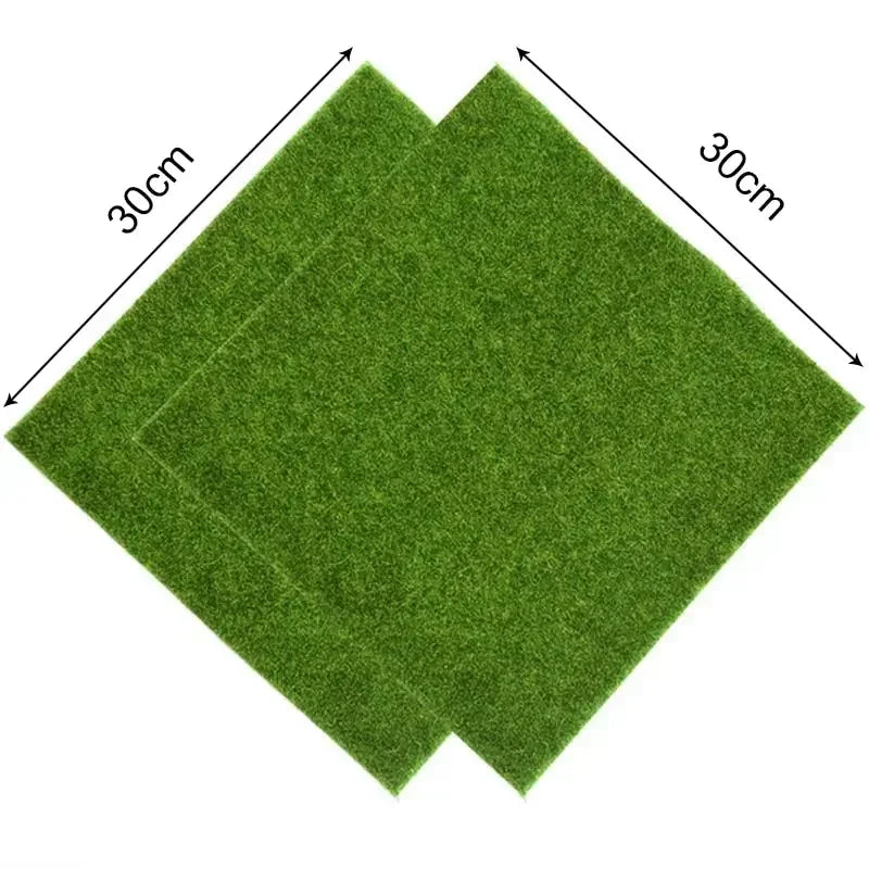 Deux dalles carrées gazon artificiel vert 30x30cm superposées décalées 
fond blanc, flèches dimensions noires indiquant 30cm longueur largeur 
chaque dalle, texture herbe synthétique dense vert naturel uniforme, 
présentation diamant angle 45 degrés, format JPG 1:1
