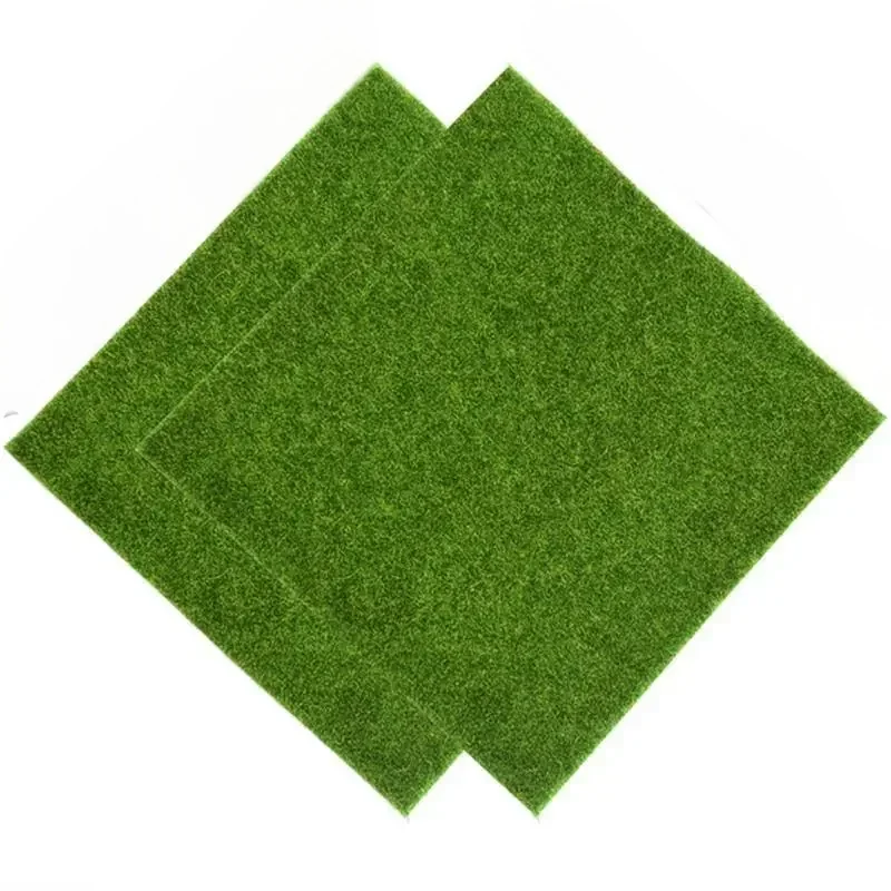 Deux dalles carrées gazon artificiel vert superposées décalées fond 
blanc pur, texture herbe synthétique dense fine vert naturel uniforme, 
présentation diamant angle 45 degrés, format JPG 1:1