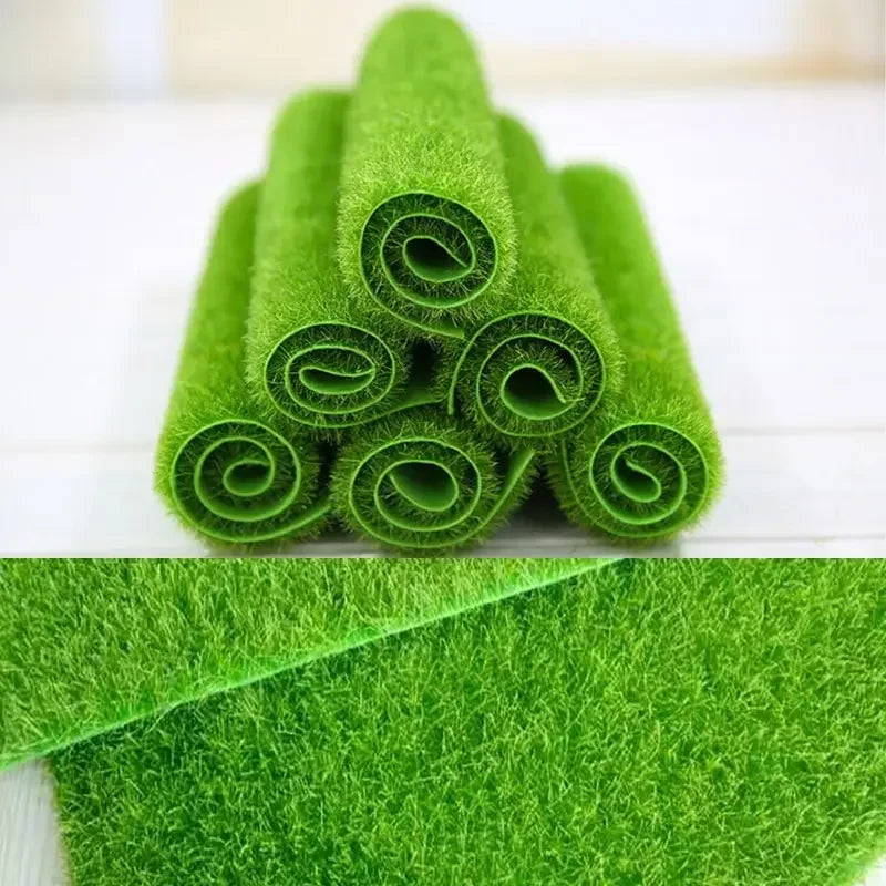 Deux vues gazon artificiel vert, haut cinq rouleaux empilés pyramide 
texture herbe synthétique boucles vertes spirales visibles coupes, 
bas tapis déplié partiellement texture dense herbe fine vert vif 
naturel bord retroussé épaisseur visible, fond blanc neutre, 
format JPG 1:1