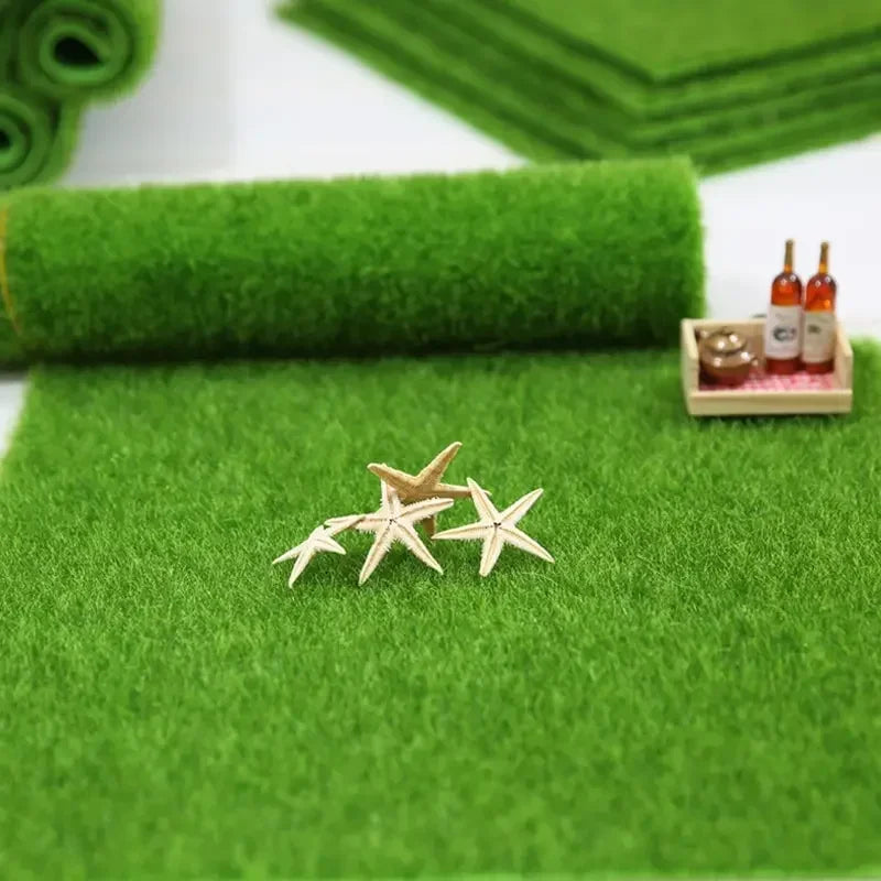 Tapis gazon artificiel vert vif déployé sol terrarium, rouleau gazon 
arrière-plan, trois étoiles de mer miniatures beiges crème posées 
surface herbe synthétique, plateau décoratif miniature droite flou, 
ambiance micro-monde naturel, format JPG 1:1