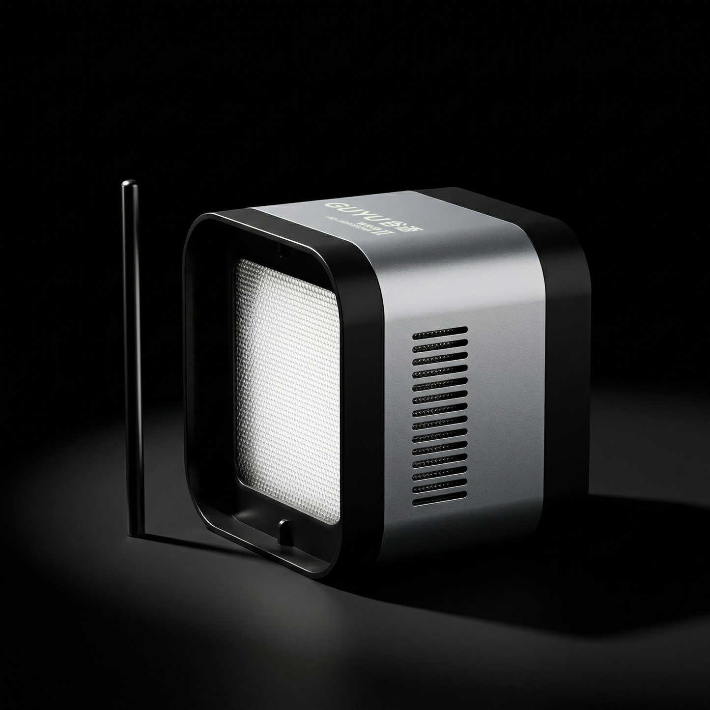 Système LED WRGB II photographié en profil latéral sur fond noir mat, éclairage spot latéral dramatique créant dégradé lumineux sur corps aluminium argenté et ombre définie, panneau mesh blanc légèrement lumineux, grilles ventilation visibles, tige métallique noire minimaliste en accent, style luxe sophistiqué haute contrast, format PNG carré 1:1