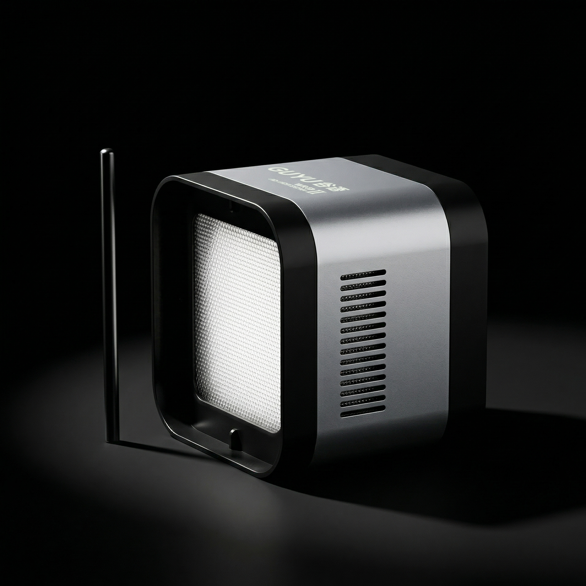 Système LED WRGB II photographié en profil latéral sur fond noir mat, éclairage spot latéral dramatique créant dégradé lumineux sur corps aluminium argenté et ombre définie, panneau mesh blanc légèrement lumineux, grilles ventilation visibles, tige métallique noire minimaliste en accent, style luxe sophistiqué haute contrast, format PNG carré 1:1