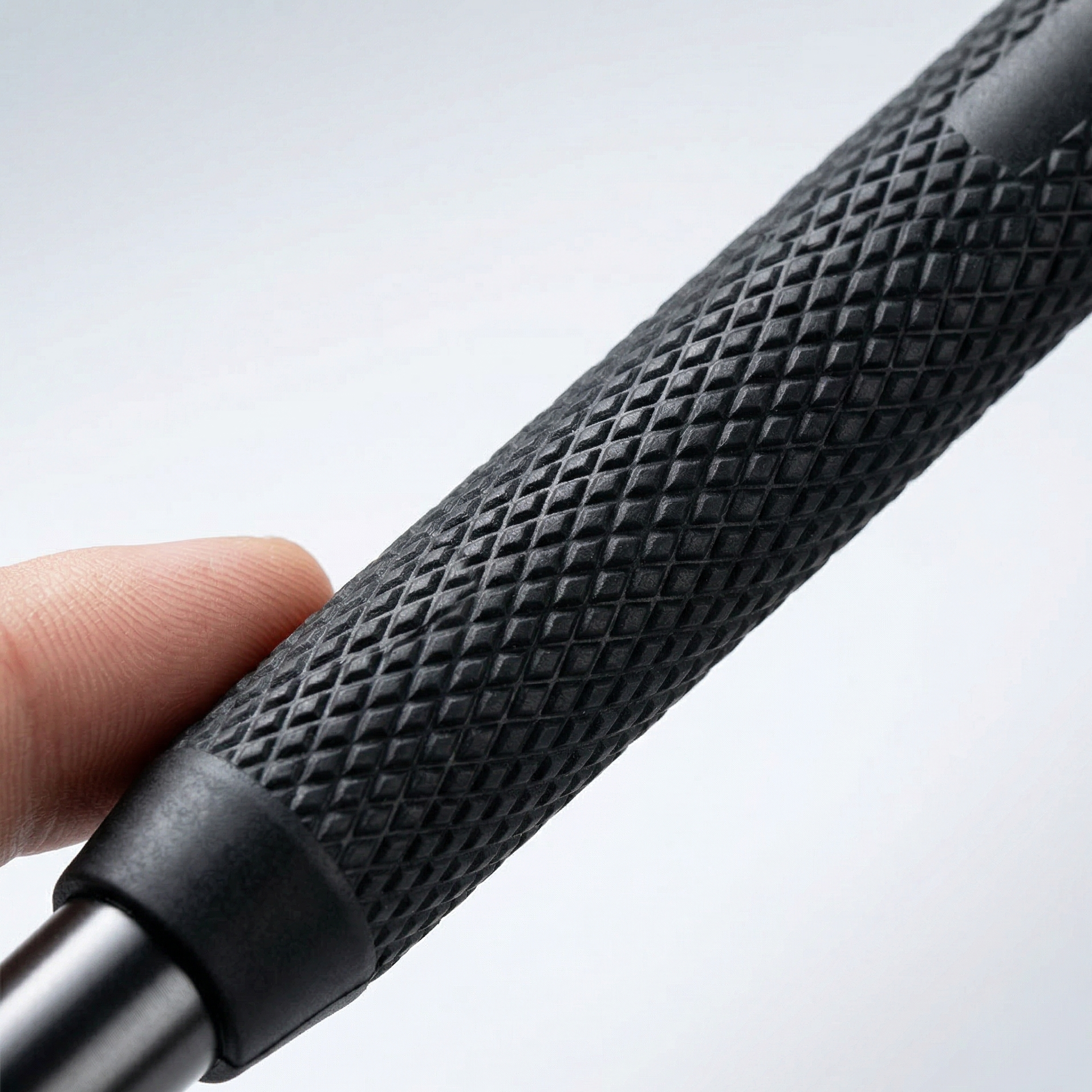 Photographie macro rapprochée grip poignée nettoyeur vitre aquarium noir montrant texture caoutchouc antidérapante étendue le long manche, focus net BLACK textured rubber grip covering significant portion handle extended grip section running length not just small top grip, DIAMOND cross-hatch pattern texture visible anti-slip surface raised ridges grip pattern, rubber wrapping handle tube length grip comfortable hold extended reach, détails texture révélés precise pattern anti-slip individual ridges grooves