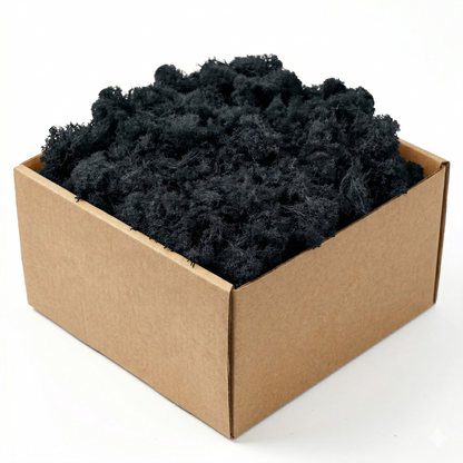 Boîte carton kraft mousse artificielle décorative noire profonde mate, 
clusters mousseux texture organique tons noir dramatique, contraste 
fort fond blanc studio éclairage professionnel texture visible, 
format JPG 1:1