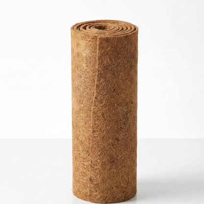 Rouleau fibre végétale naturelle coco debout vertical fond blanc pur, 
forme cylindrique colonne architecturale naturelle, dessus circulaire 
couches concentriques structure roulée visible, texture fibreuse brune 
miel naturelle individuelle couvrant surface entière haut bas, softbox 
gauche dégradé texture détail, rim light droit vertical razor-thin 
highlight colonne élégante, ombre subtile surface blanche, format 
JPG 1:1