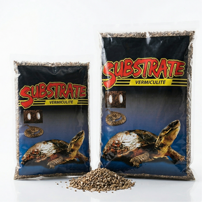 Deux sachets substrat vermiculite premium côte à côte, format 2L 
gauche plus petit et 4L droite plus grand, même emballage design, 
fond blanc studio professionnel, substrat loose entre deux sacs 
texture minérale visible, éclairage e-commerce luxe, format JPG 1:1