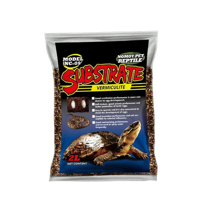 Sachet substrat vermiculite mixte premium reptile debout fond blanc 
studio, emballage gris noir bleu, texture minérale naturelle visible, 
éclairage professionnel e-commerce, format JPG 1:1