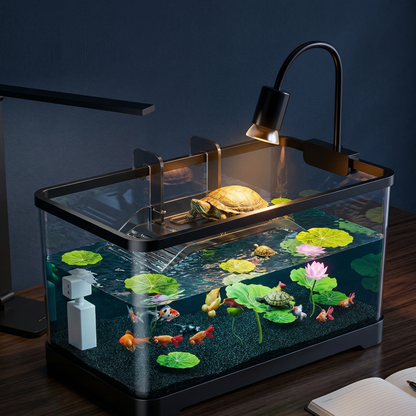 Terrarium aquatique premium noir bureau noyer sombre soirée, mur navy 
bleu, tortue plateforme basking spot lampe ambre dramatique, lotus 
éclairés fleur rose, poissons orange substrat sombre, reflets bleu-vert 
eau bureau, lampe bureau noire gauche carnet droite, terrarium joyau 
lumineux sombre, format PNG 1:1