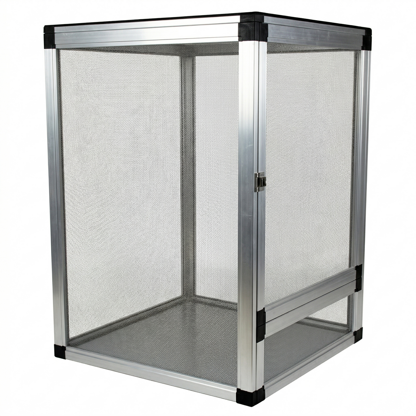 Terrarium vertical rectangulaire cage screen aluminium argenté gris avec cadre métal silver-grey accents coins noirs plastique, panneaux mesh grillage métallique fin tous côtés ventilation, porte frontale mécanisme loquet, panneau bas solide gris, photographié exactement référence produit réel, fond blanc pur éclairage studio, angle 3/4 latéral élevé montrant côté mesh profondeur structure tridimensionnelle, finition aluminium métallique reflets naturels caps coins noirs visibles, format JPG carré 1:1