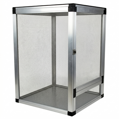 Terrarium vertical rectangulaire cage screen aluminium argenté gris avec cadre métal silver-grey accents coins noirs plastique, panneaux mesh grillage métallique fin tous côtés ventilation, porte frontale mécanisme loquet, panneau bas solide gris, photographié exactement référence produit réel, fond blanc pur éclairage studio, angle 3/4 latéral élevé montrant côté mesh profondeur structure tridimensionnelle, finition aluminium métallique reflets naturels caps coins noirs visibles, format JPG carré 1:1