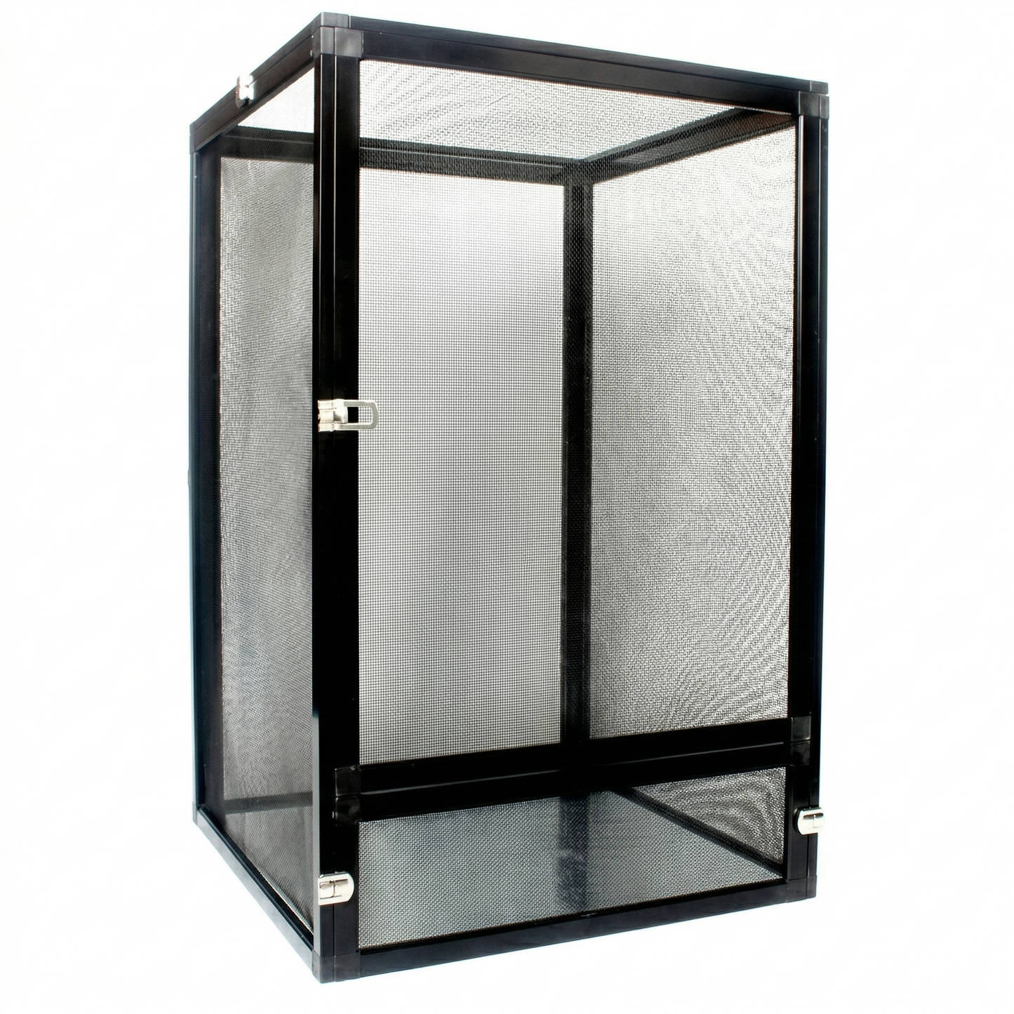 Terrarium vertical rectangulaire cage screen aluminium noir premium avec cadre métal mat noir structure robuste, panneaux mesh grillage fin métallique tous côtés permettant ventilation aérienne, porte frontale mécanisme loquet verrou visible, construction tout-mesh pas verre, photographié exactement comme référence produit réel sans modification, fond blanc pur éclairage studio professionnel ombres subtiles, angle 3/4 élevé frontal montrant porte côté dessus, finition aluminium mate noire texture mesh clair