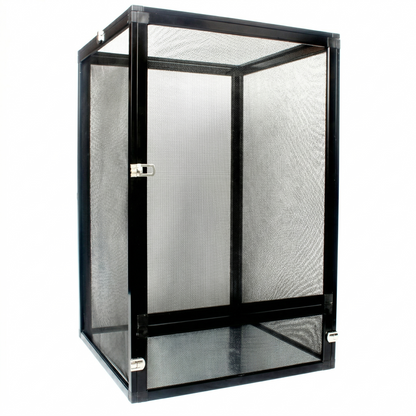 Terrarium vertical rectangulaire cage screen aluminium noir premium avec cadre métal mat noir structure robuste, panneaux mesh grillage fin métallique tous côtés permettant ventilation aérienne, porte frontale mécanisme loquet verrou visible, construction tout-mesh pas verre, photographié exactement comme référence produit réel sans modification, fond blanc pur éclairage studio professionnel ombres subtiles, angle 3/4 élevé frontal montrant porte côté dessus, finition aluminium mate noire texture mesh clair