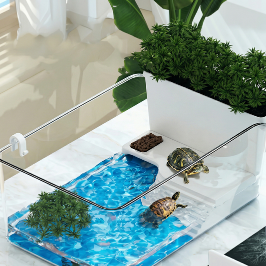 Vivarium tortue transparent vue plongeante angle élevé comptoir marbre 
Calacatta blanc veinage or, eau bleue caribéenne vive zone aquatique 
plante verte aquatique, deux tortues oreilles rouges une rampe séchant 
une nageant, plateau nourriture zone sèche, plante verte luxuriante 
pot céramique blanc fond flou droit, lumière naturelle vive eau 
électrique brillante, format JPG 1:1